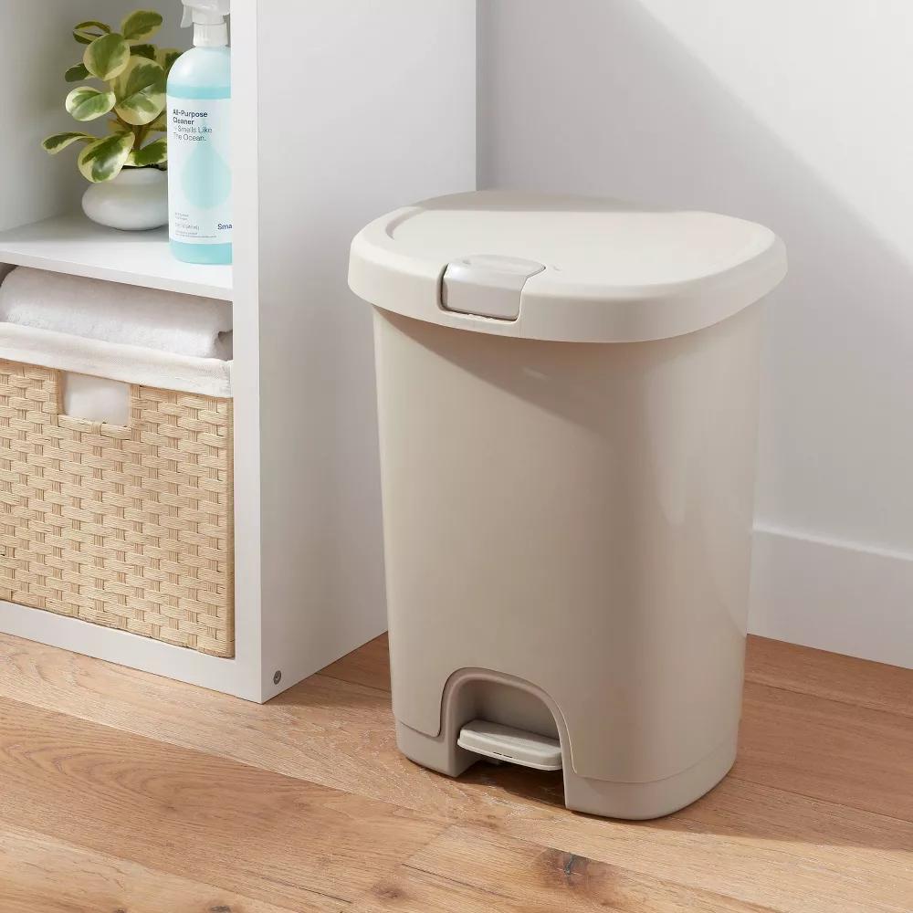 7gal Step Trash Can with Locking Lid Gray Plastic, Rectangle, Indoor, 7.7 Gallon, Step-On, Glossy Finish